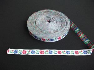 Banda tesuta flori 16 mm pe fond alb - 25m