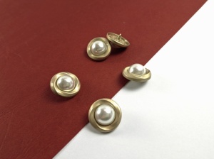 Nasturi metalici auriu mat si imitatie perla, cod2531