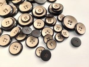 Nasturi plastic bej cu maro, M32(20mm), cod142 - Img 1