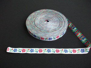 Banda tesuta flori 25 mm pe fond alb - 25m