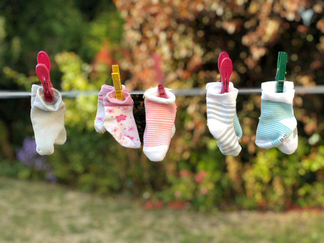 Sfaturi utile. Cum speli hainele nou – nascutului?