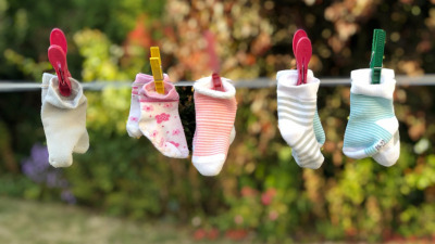 Sfaturi utile. Cum speli hainele nou – nascutului?