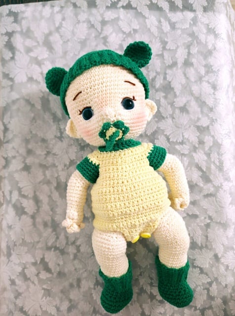 Papusa crosetata bebelus cu suzeta si caciulita verde – jucarie handmade