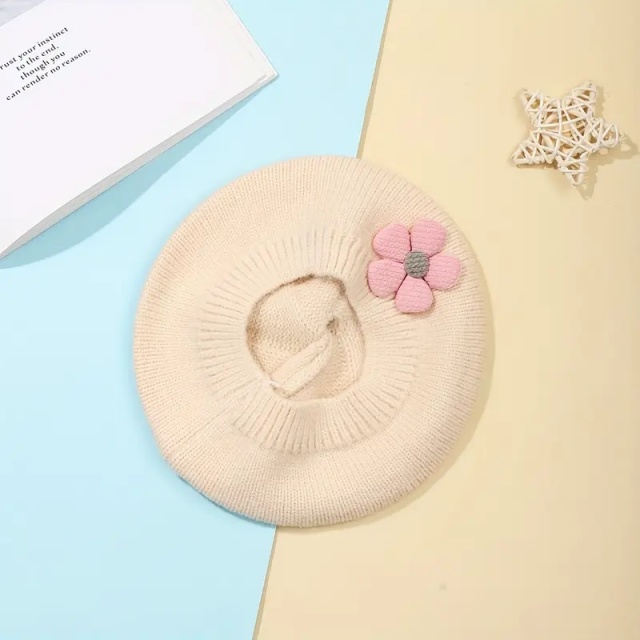 Bereta crem tricotata pentru fetite, cu floare roz aplicata - 1 | YEO