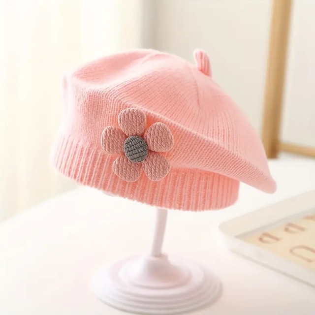 Bereta tricotata pentru fetite, roz, cu floare aplicata – Accesoriu chic si elegant