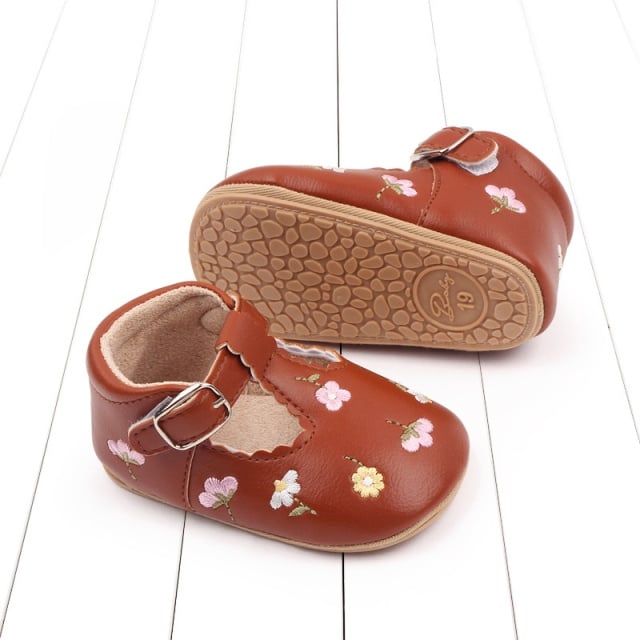 Pantofiori maro cu floricele colorate brodate