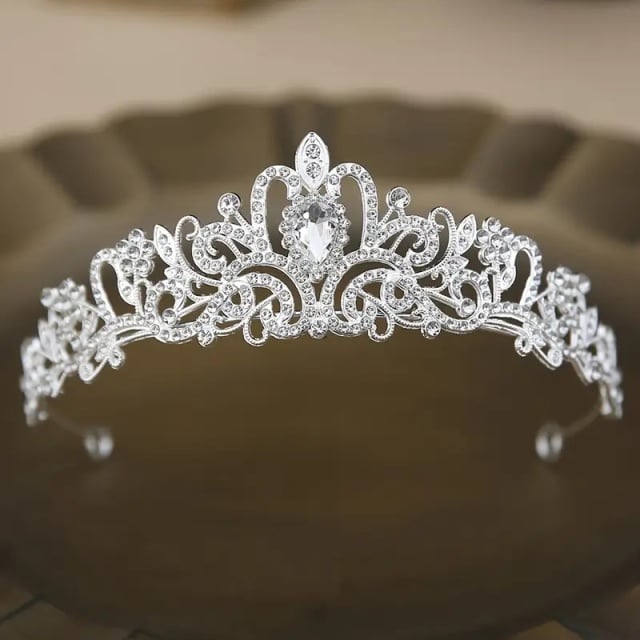 Diadema eleganta cu design regal si strasuri stralucitoare