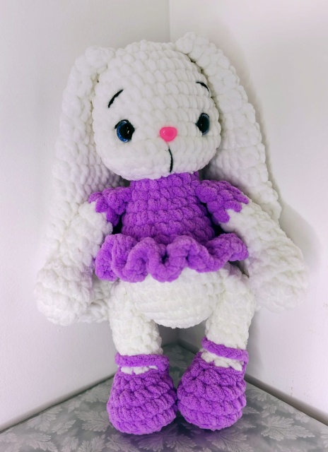 Iepuras crosetat alb cu rochita mov – jucarie handmade pentru fetite