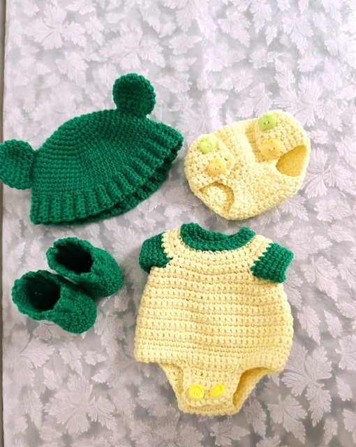 Papusa crosetata bebelus cu suzeta si caciulita verde – jucarie handmade - 3 | YEO