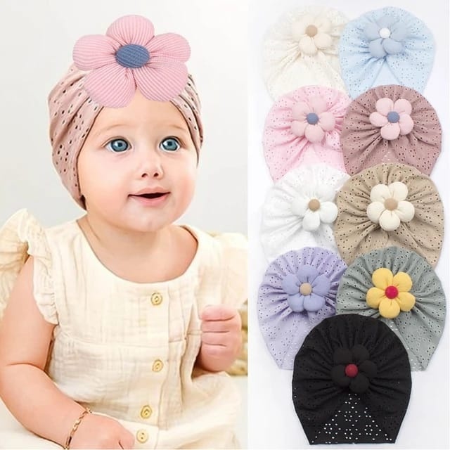 Caciulita tip turban cu model ajurat si floare aplicata