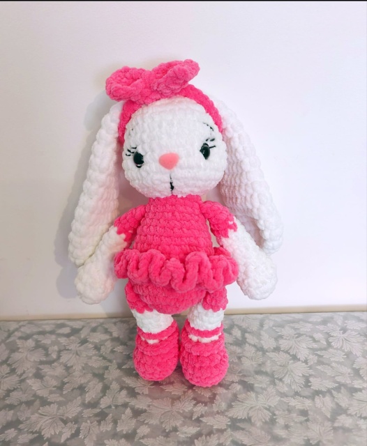 Iepuras crosetat roz cu rochita – jucarie handmade pentru fetite