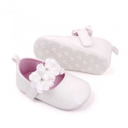 Pantofiori albi lacuiti cu floricele din satin