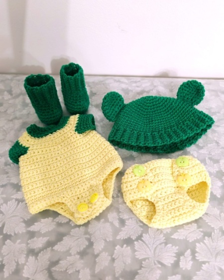 Papusa crosetata bebelus cu suzeta si caciulita verde – jucarie handmade - Img 2