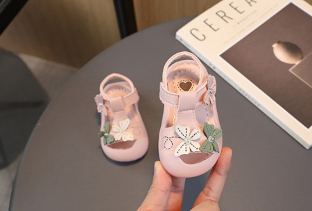 Sandale roz pentru fetite - Fluturasi