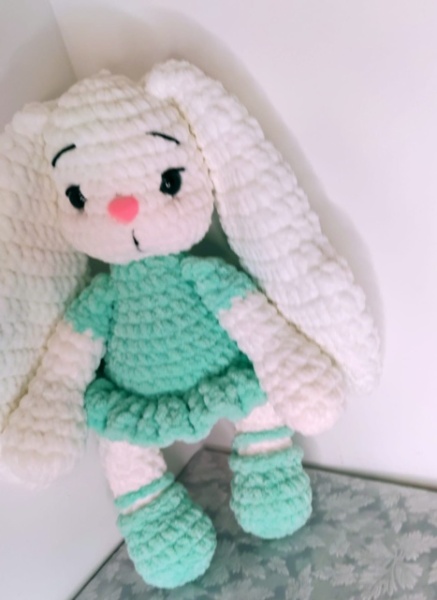 Iepuras crosetat alb cu rochita vernil – jucarie handmade pentru fetite - Img 3