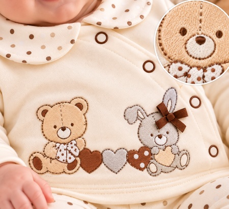 Costumas bumbac bebelusi 3 piese crem cu buline si imprimeu ursulet si iepure set complet cu bluza maneca lunga, pantaloni si caciulita - Img 3