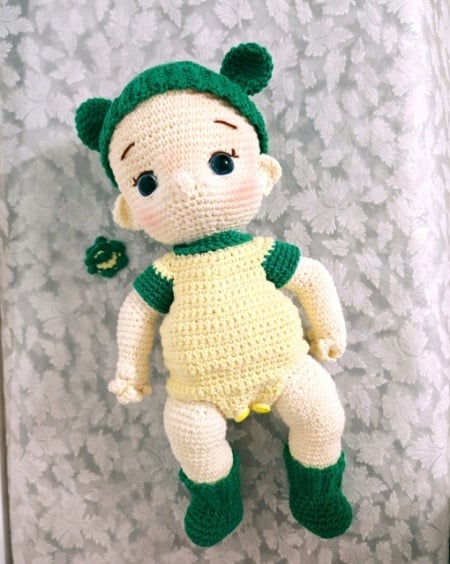 Papusa crosetata bebelus cu suzeta si caciulita verde – jucarie handmade - Img 5