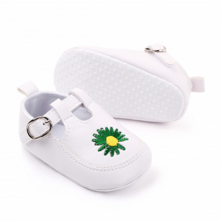 Pantofiori albi cu floricica verde
