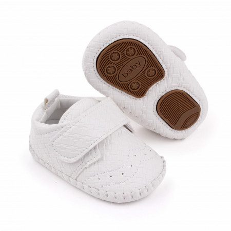 Pantofiori albi eleganti pentru baietei