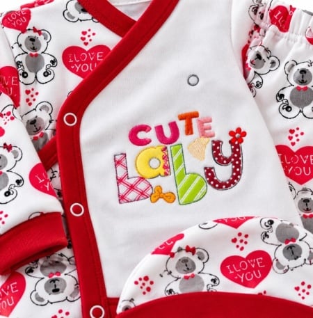 Set nou-născut bebe 5 piese, alb cu roșu, imprimeu ursuleți și inimioare, bluză, pantaloni, căciuliță, bavetă și mănuși - Img 3