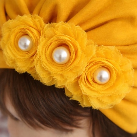 Caciulita galben mustar tip turban cu floricele cu perlute - Img 3