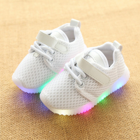 Adidasi cu luminite albi