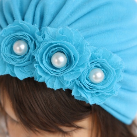 Caciulita turcoaz tip turban cu floricele cu perlute - Img 2