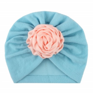 Caciulita bleu tip turban cu floare din saten aplicata