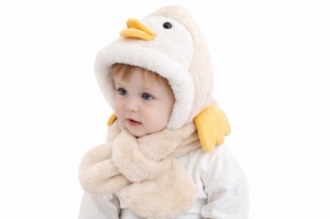 Caciulita crem plusata pentru copii - Pinguin