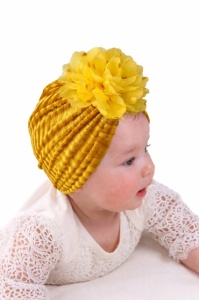 Caciulita galbena tip turban din catifea cu floare aplicata