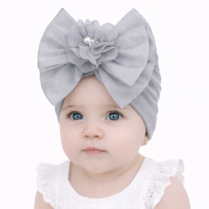 Caciulita gri tip turban cu funda din satin aplicata in fata