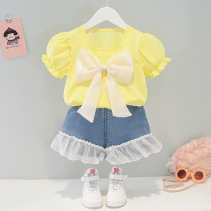Costumas cu bluzita galbena si fundita din organza