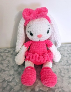 Iepuras crosetat alb cu rochita roz – jucarie handmade pentru fetite - Img 2
