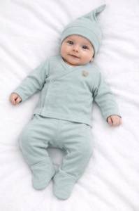 Set verde pentru bebelusi din bumbac cu bluza petrecuta, pantaloni si caciulita