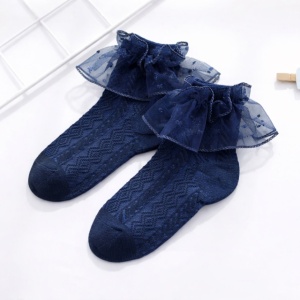 Sosetele bleumarin cu model din tesatura si volanas din tulle