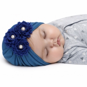 Caciulita bebelusi tip turban bleu cu floricele si perlute, moale si elastica, look premium fetite