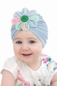 Caciulita bleu tip turban cu floricica multicolora
