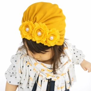 Caciulita galben mustar tip turban cu floricele cu perlute