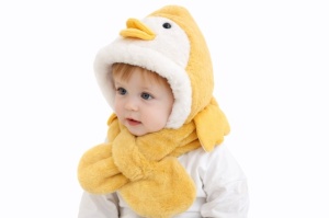 Caciulita galbena plusata pentru copii - Pinguin