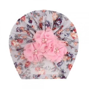 Caciulita tip turban cu floricele roz aplicate