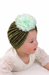 Caciulita verde tip turban din catifea cu floare aplicata