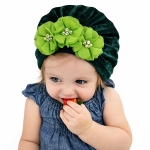 Caciulita verde tip turban din catifea cu flori aplicate