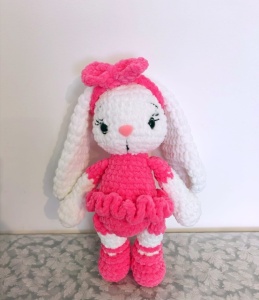 Iepuras crosetat alb cu rochita roz – jucarie handmade pentru fetite - Img 3