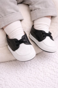 Pantofiori albi cu negru tip mocasini