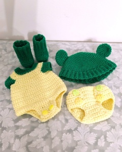 Papusa crosetata bebelus cu suzeta si caciulita verde – jucarie handmade - Img 2