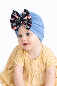 Caciulita bleu tip turban cu fundita inflorata
