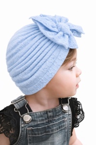 Caciulita bleu tip turban cu model din tesatura si funda aplicata