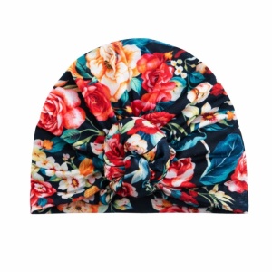 Caciulita inflorata pe fond bleumarin tip turban