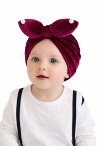 Caciulita mov tip turban din catifea cu perlute