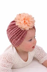 Caciulita roz pudra tip turban din catifea cu floare aplicata